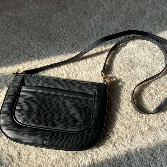 Louis Vuitton Black Epi Leather Sarvanga Crossbody Clutch Bag - Picture 14 of 15